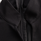 Nora | Viimeistelty Musta Mekko Vyöllä ja Mandarin-kauluksella