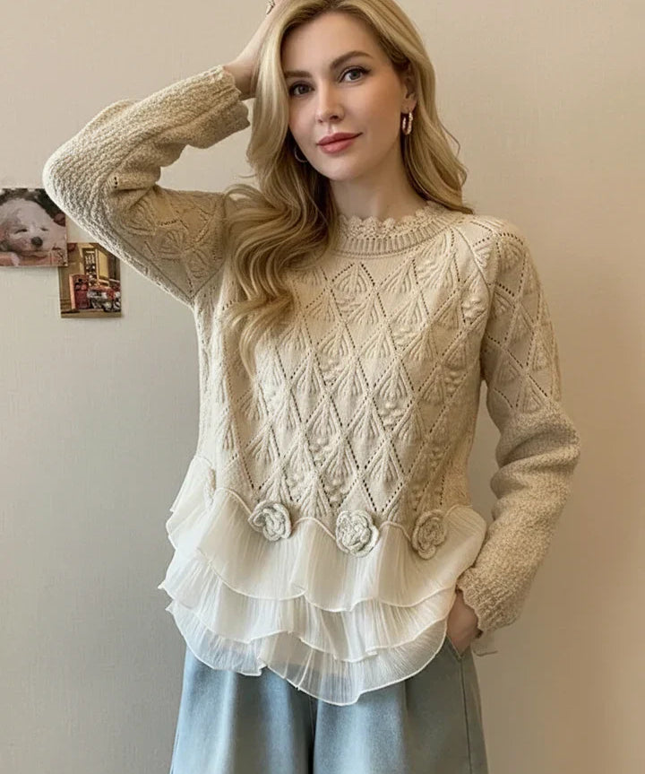 Orvokki™ | Neulepaita röyhelöillä