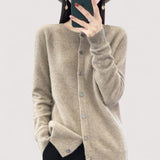 Darija™ – Pehmeä neulejakku napilla