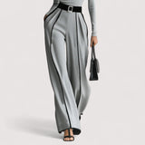 Nolia™ | Valkoinen Trim High-Neck Pitkähiha-Toppi leveälahkeisten housujen ja vyösetin kanssa