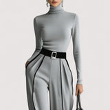 Nolia™ | Valkoinen Trim High-Neck Pitkähiha-Toppi leveälahkeisten housujen ja vyösetin kanssa